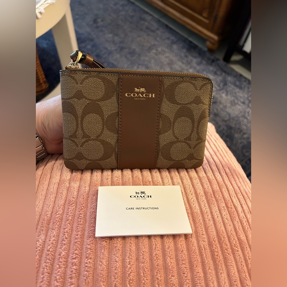 Coach single zip wristlet authentic, gold khaki saddle monogram